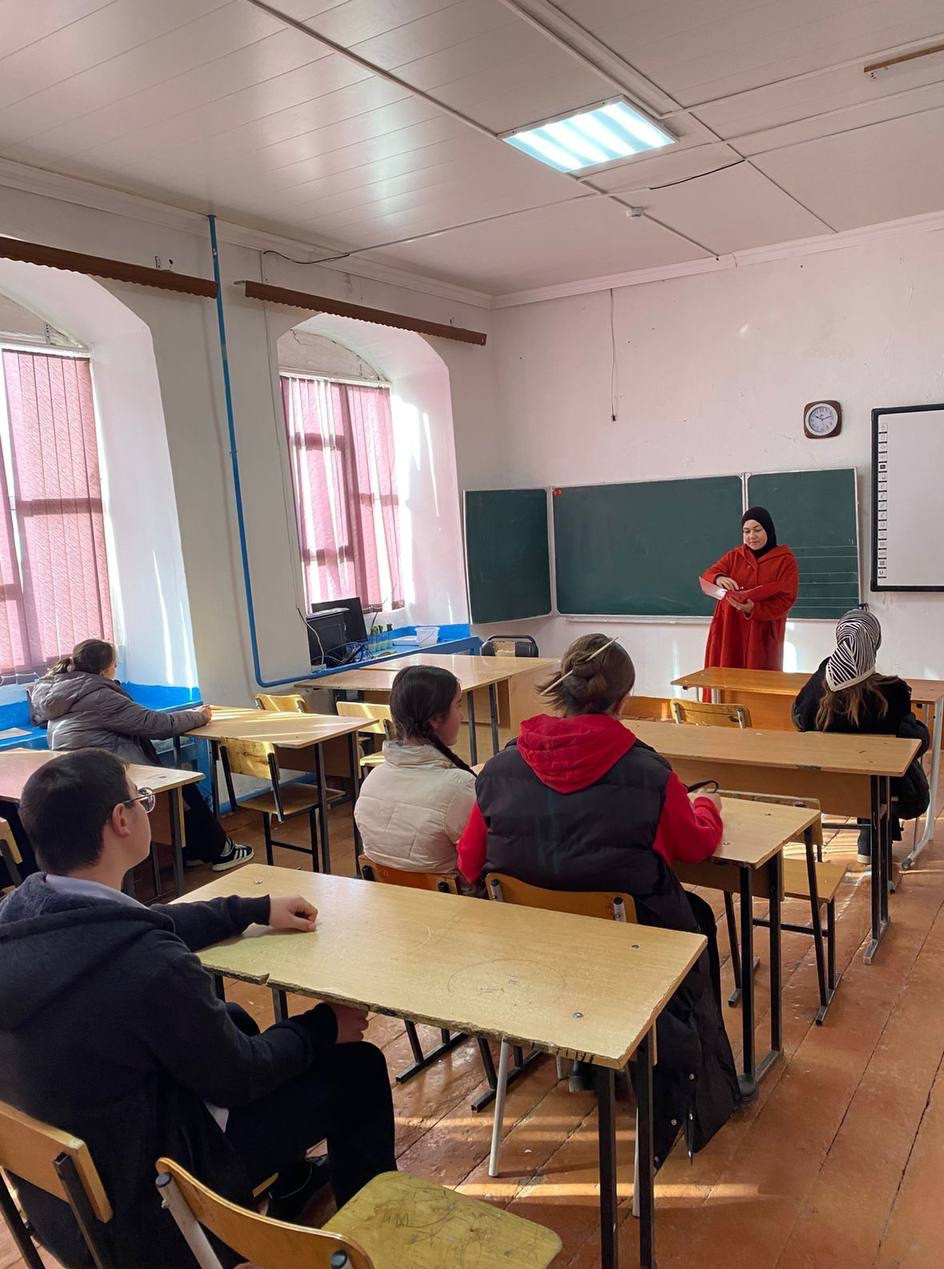 Познавательная беседа на тему "День Конституции РФ"с учащимися Тпигской и Дулдугской СОШ.